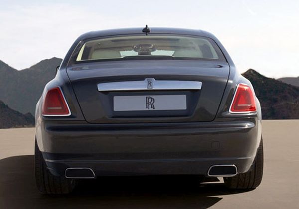 Rolls-Royce-Phantom-2015-Rear-View