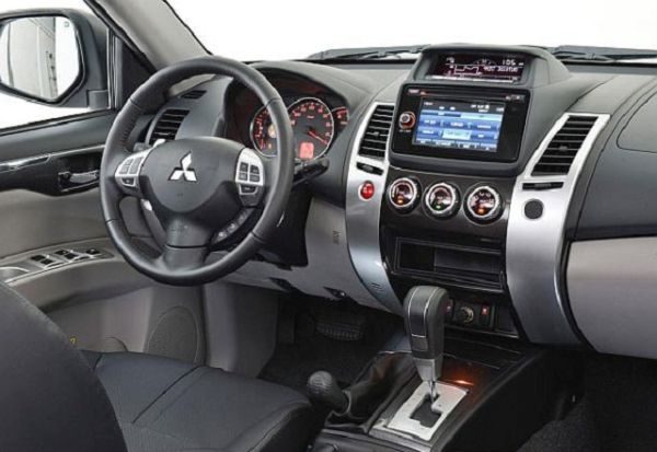 2015 Mitsubishi Pajero Interior