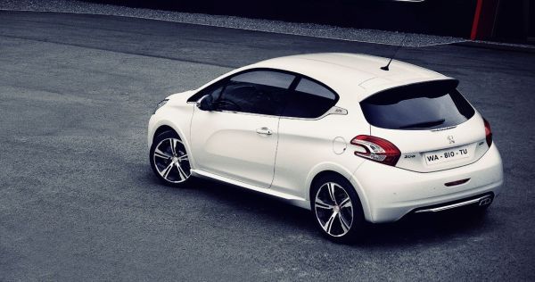 Peugeot 208 2016 - Side and Rear View