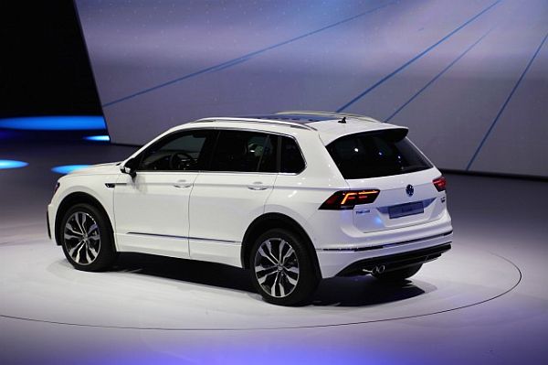 2017 Volkswagen Tiguan - Side and Rear View