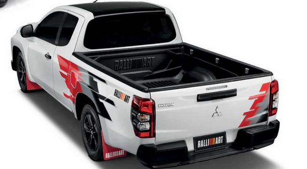 2022 Mitsubishi Triton Ralliart rear side view