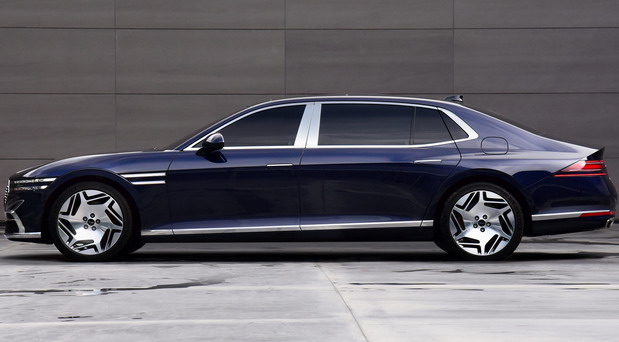 New 2023 Genesis G90 side view