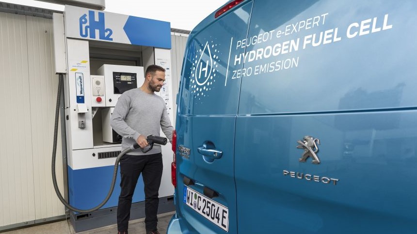 2022 Peugeot e-Expert Hydrogen VAN charging station