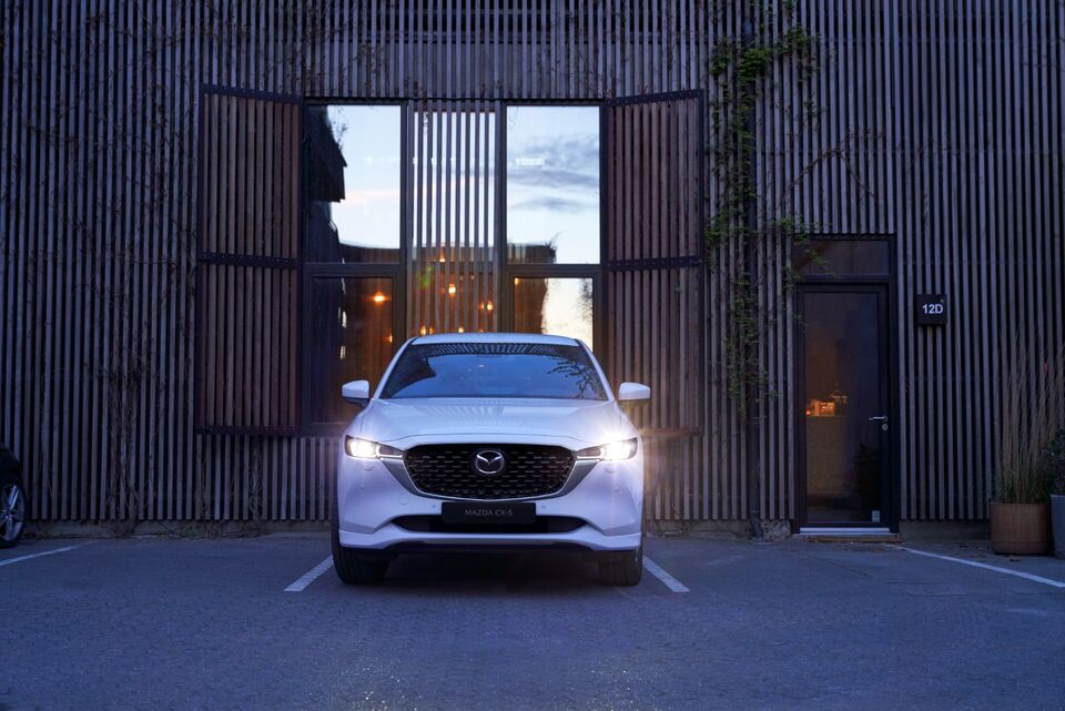 2022-Mazda-CX-5-front view suv white car