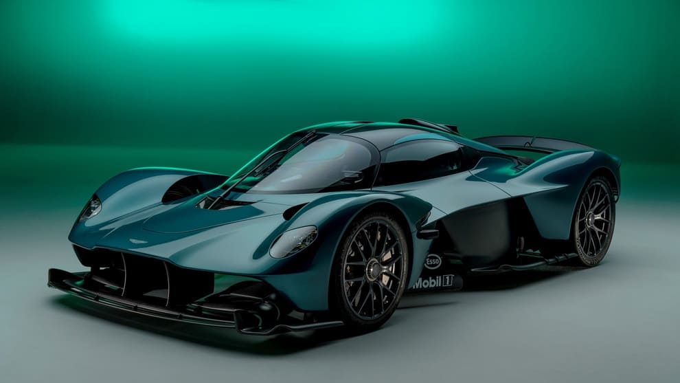 2022 aston martin valkyrie side front view