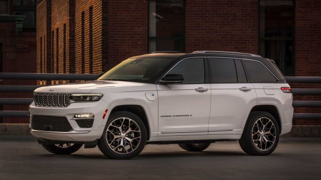 2022 Jeep Grand Cherokee SUV side front view