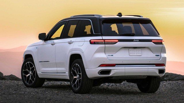 2022 Jeep Grand Cherokee SUV rear side view