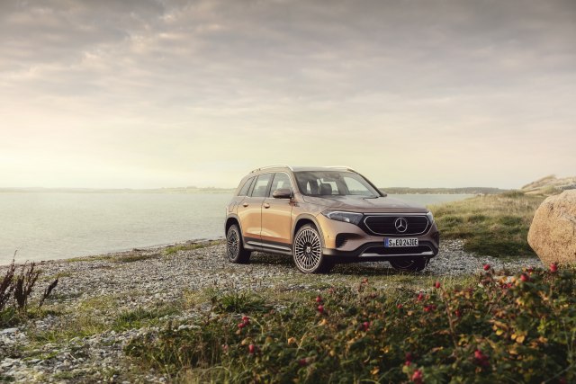 2022 Mercedes-Benz EQB Electric SUV front view