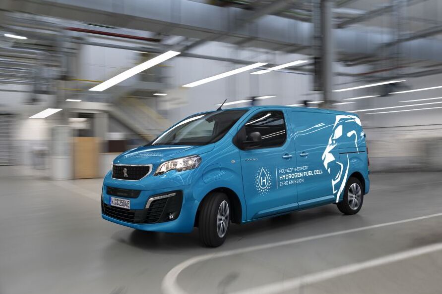 2022 peugeot e-expert hydrogen van Front side view