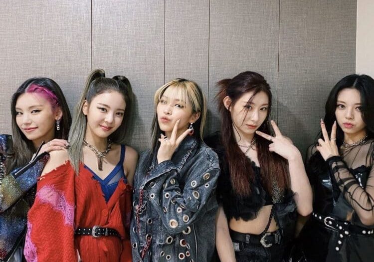 ITZY K-pop girl band, members Yeji, Lia, Ryujin, Chaeryeong, and Yuna